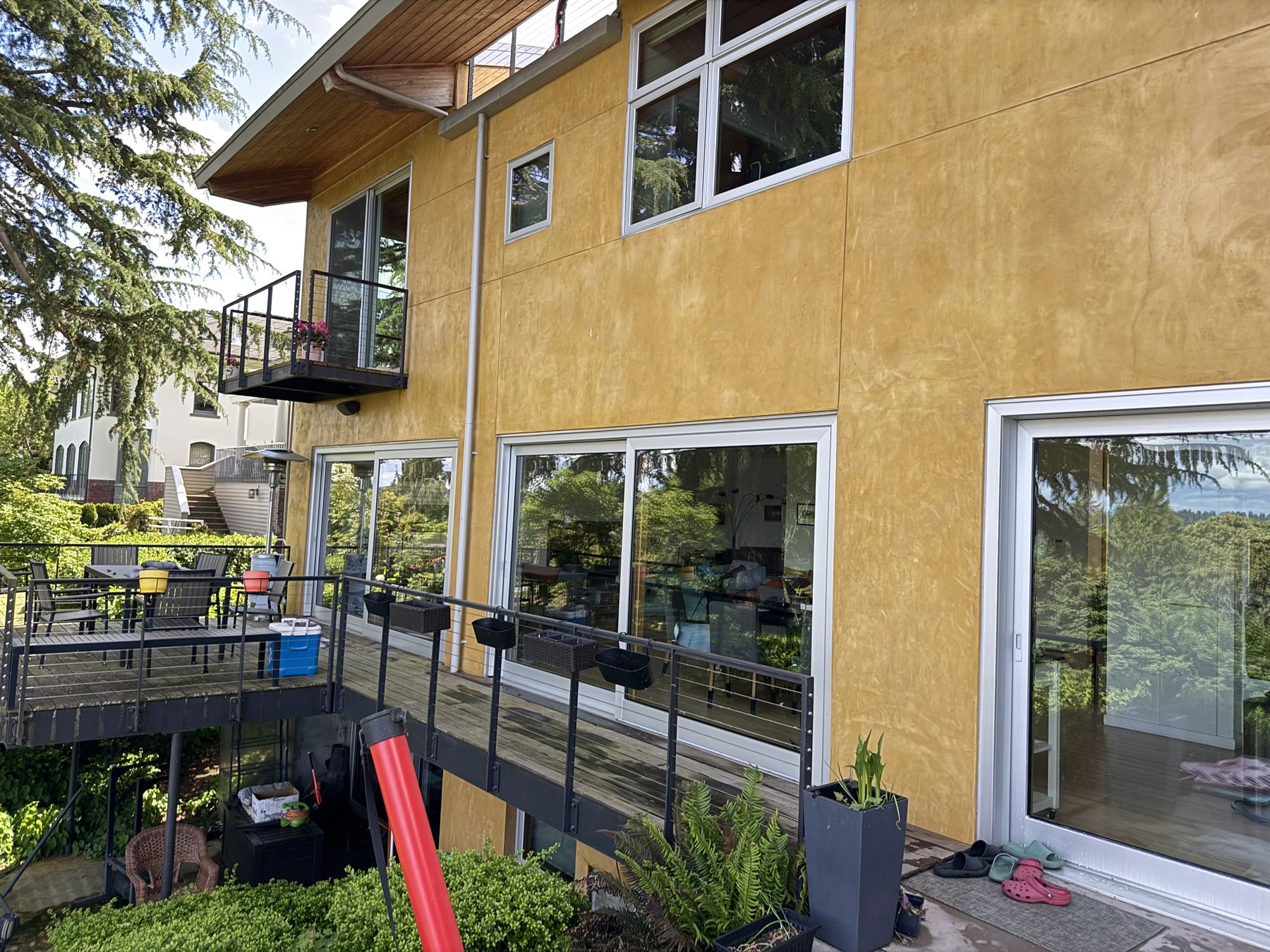 Spotless window results from pure water cleaning